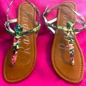 Perfect for summer!..floral print thong flat sandals